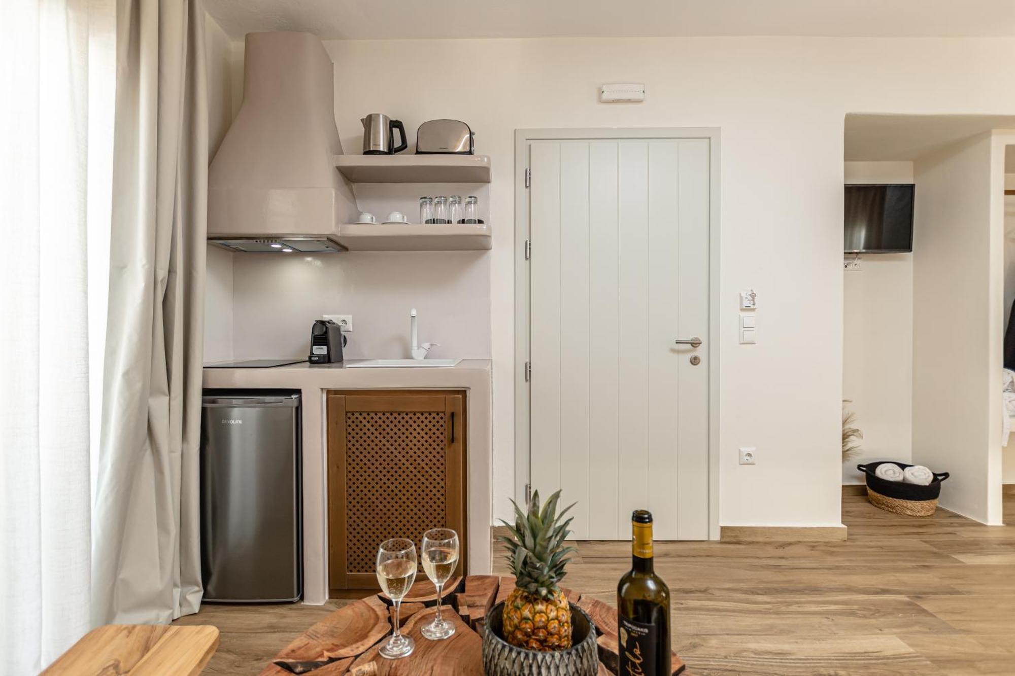 Heavenly Suites & Studios Naxos City Экстерьер фото